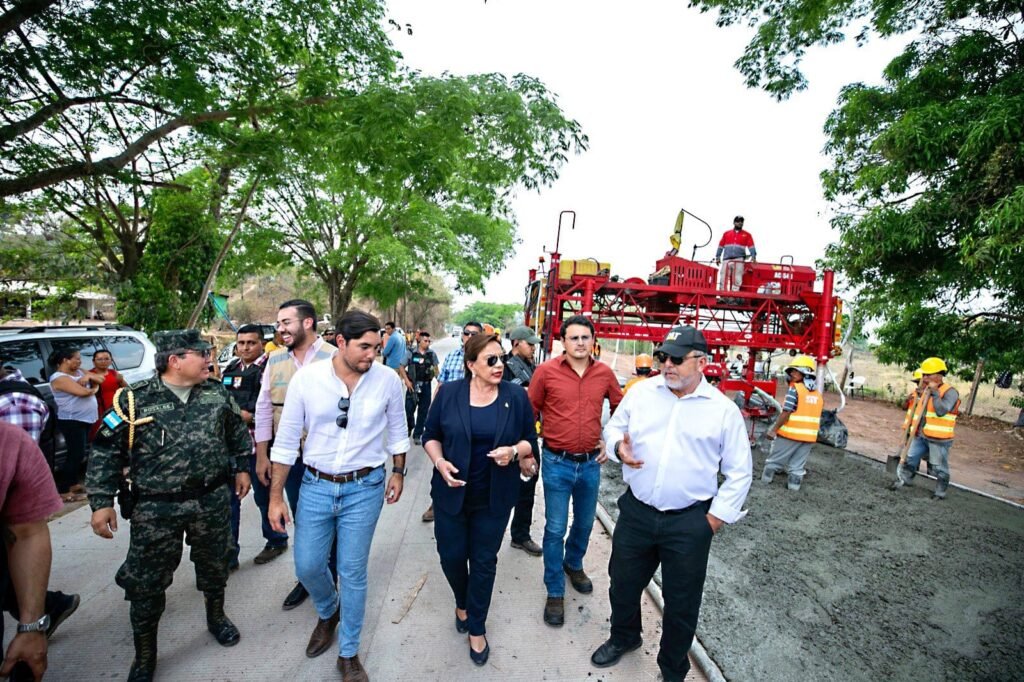 Presidenta Castro Supervisa Pavimentaci N De San Juan De Flores Hasta