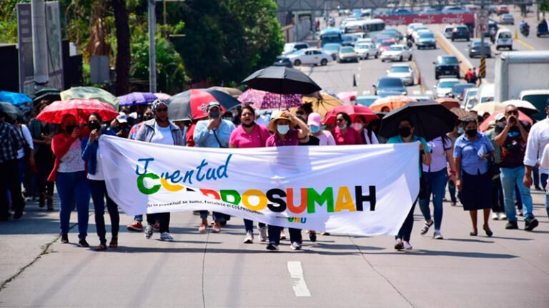 Maestros protestan en Casa Presidencial contra reforma a ley de Inprema